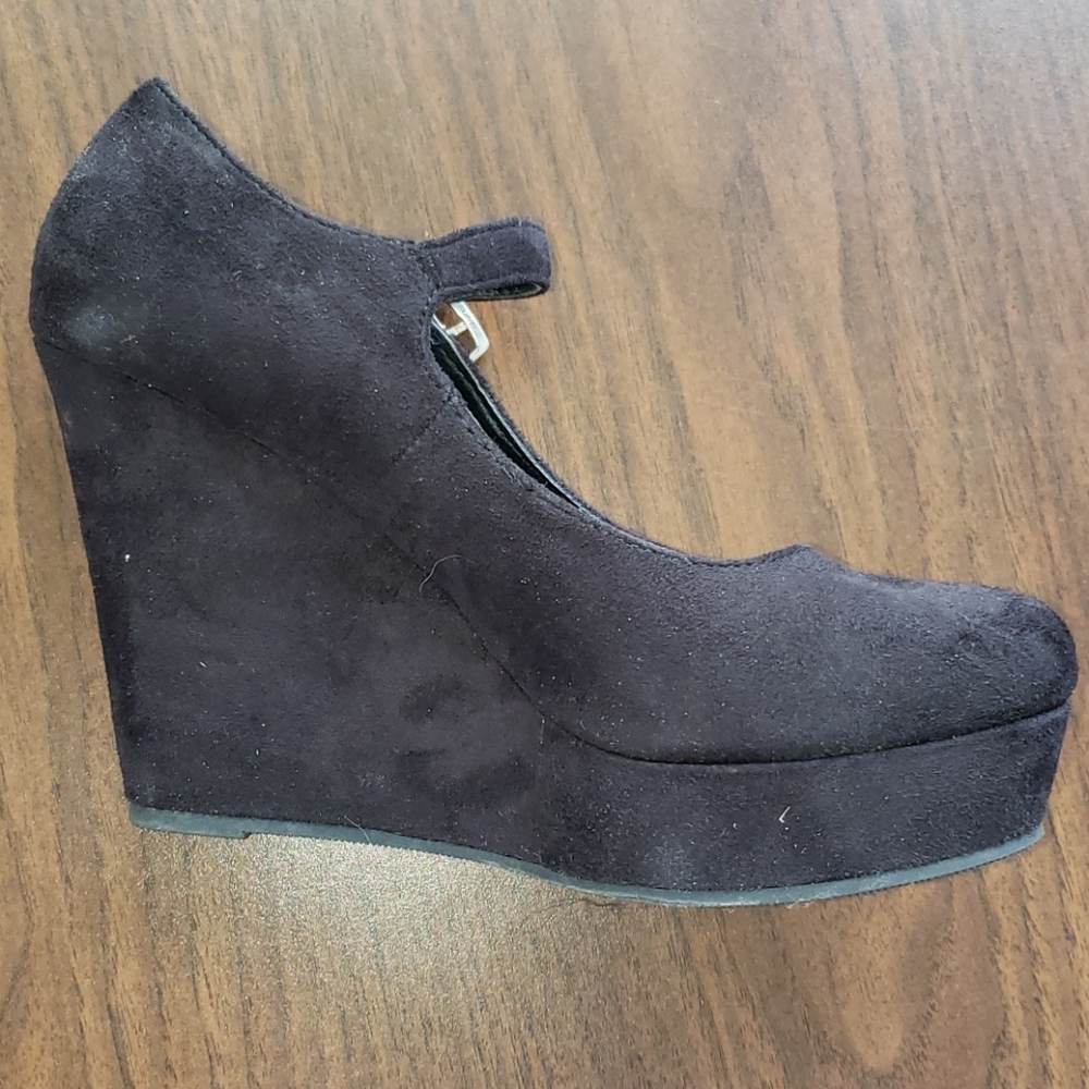 Black wedges